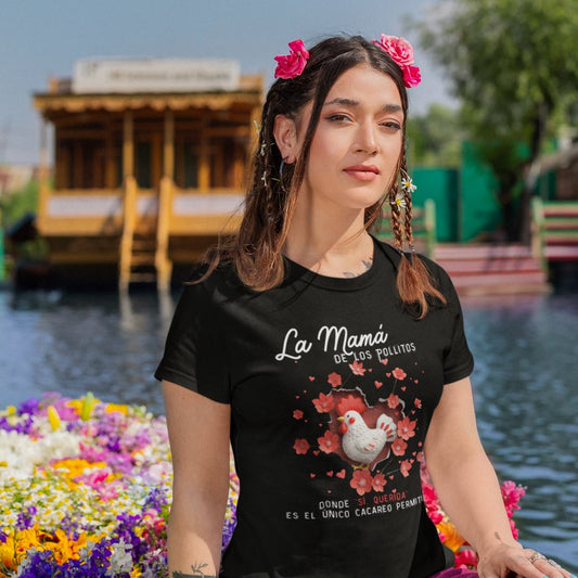 Camiseta Exclusiva 'La Mamá de los Pollitos' – El Regalo Perfecto que Resuena con el Corazón de Mamá T-Shirt Black S