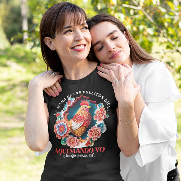 Camiseta Exclusiva para Mamás: El Poder y Carisma de la Mamá de los Pollitos T-Shirt Printify 