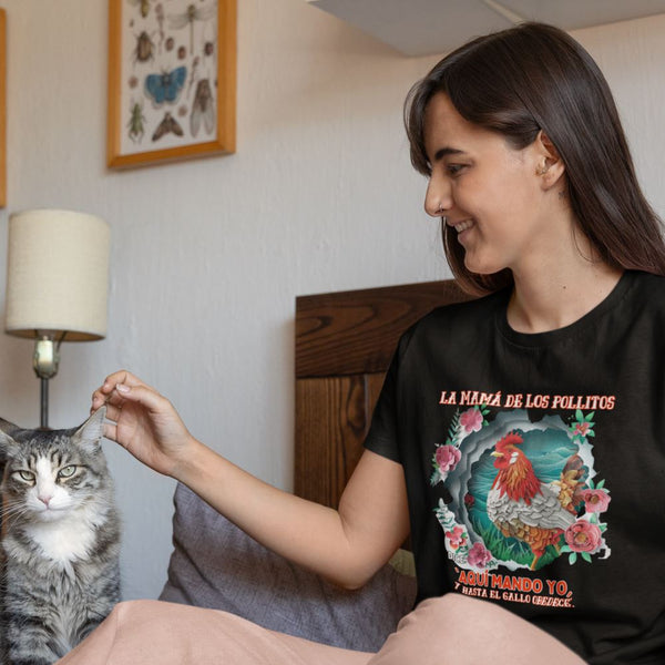 Camiseta 'La Mamá de los Pollitos' – El Regalo Perfecto que Resalta el Poder y Amor de Mamá T-Shirt Printify Black S 