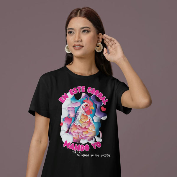 Camiseta 'Mamá de los Pollitos': El Poder y el Amor en Una Sola Voz T-Shirt Printify Black S 