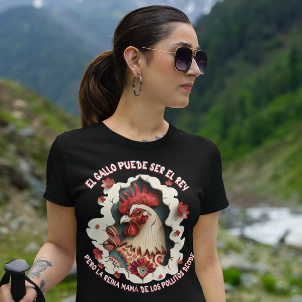 Camiseta 'Reina Mamá de los Pollitos' – Donde el Amor y el Mando se Unen con Estilo T-Shirt Printify Black S 