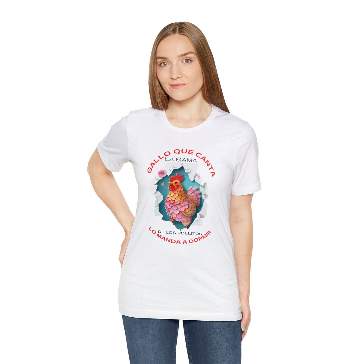 Camiseta Única 'Gallo que Canta' - El Poder de Mamá en un Diseño Exclusivo T-Shirt Printify White S 