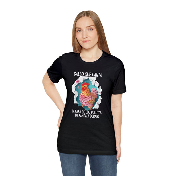 Camiseta Única 'Gallo que Canta' - El Poder de Mamá en un Diseño Exclusivo T-Shirt Printify Black S 