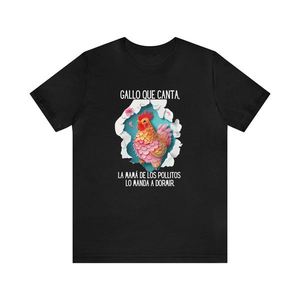 Camiseta Única 'Gallo que Canta' - El Poder de Mamá en un Diseño Exclusivo T-Shirt Printify 