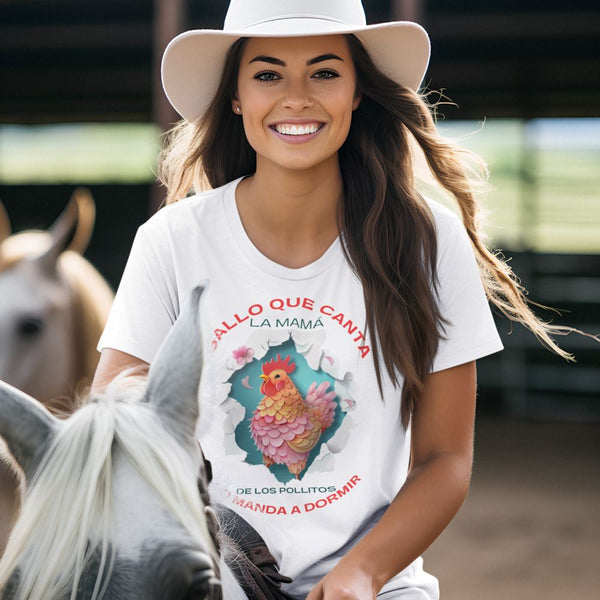 Camiseta Única 'Gallo que Canta' - El Poder de Mamá en un Diseño Exclusivo T-Shirt Printify White S 