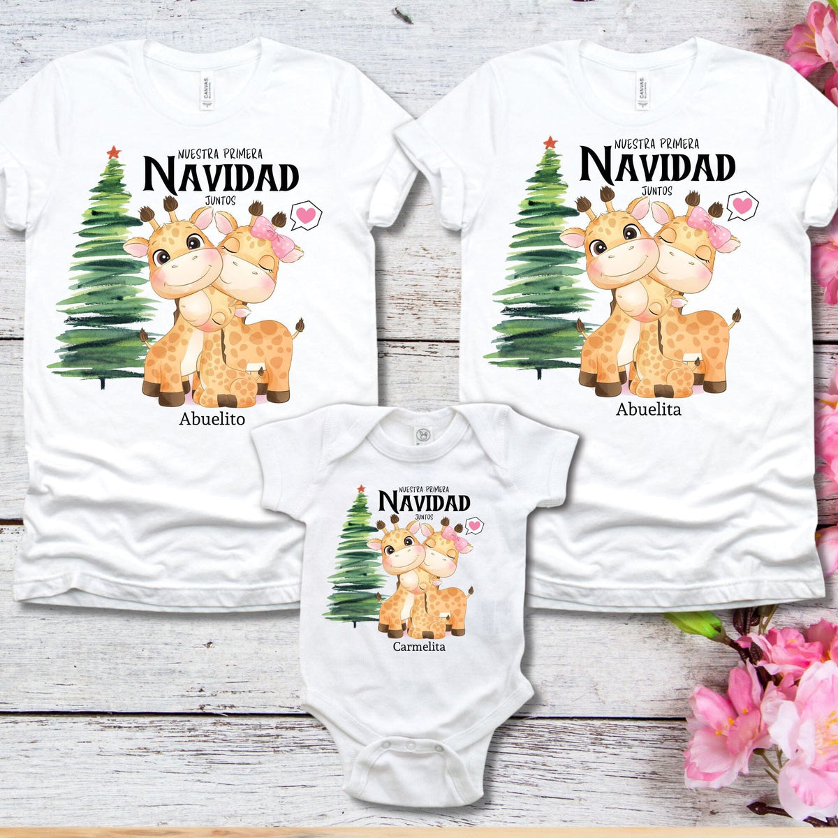 ¡Celebra 'Nuestra Primera Navidad Juntos' con este Set Personalizado para Toda la Familia! Set 2 adultos y un bebé Tshirt 