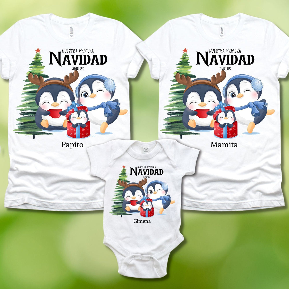 ¡Celebra 'Nuestra Primera Navidad Juntos' con este Set Personalizado para Toda la Familia! Set 2 adultos y un bebé Tshirt Regalos.Gifts 