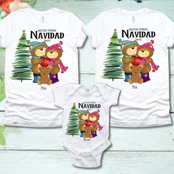 ¡Celebra 'Nuestra Primera Navidad Juntos' con este Set Personalizado para Toda la Familia! Set 2 adultos y un bebé Tshirt Regalos.Gifts 