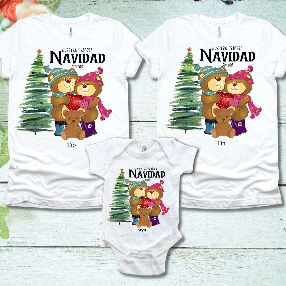 ¡Celebra 'Nuestra Primera Navidad Juntos' con este Set Personalizado para Toda la Familia! Set 2 adultos y un bebé Tshirt 