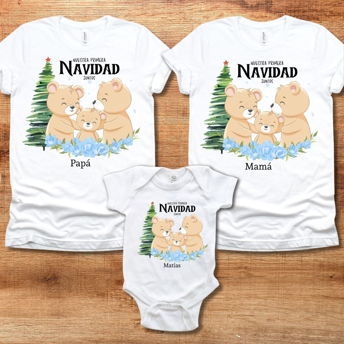 ¡Celebra 'Nuestra Primera Navidad Juntos' con este Set Personalizado para Toda la Familia! Set 2 adultos y un bebé Tshirt White 