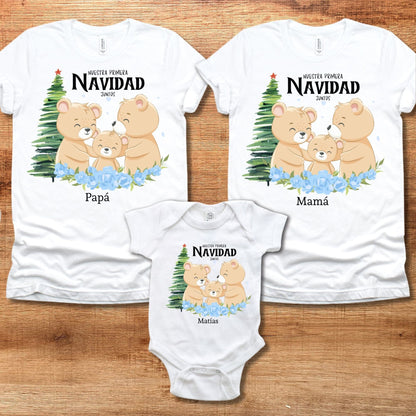¡Celebra 'Nuestra Primera Navidad Juntos' con este Set Personalizado para Toda la Familia! Set 2 adultos y un bebé Tshirt White 