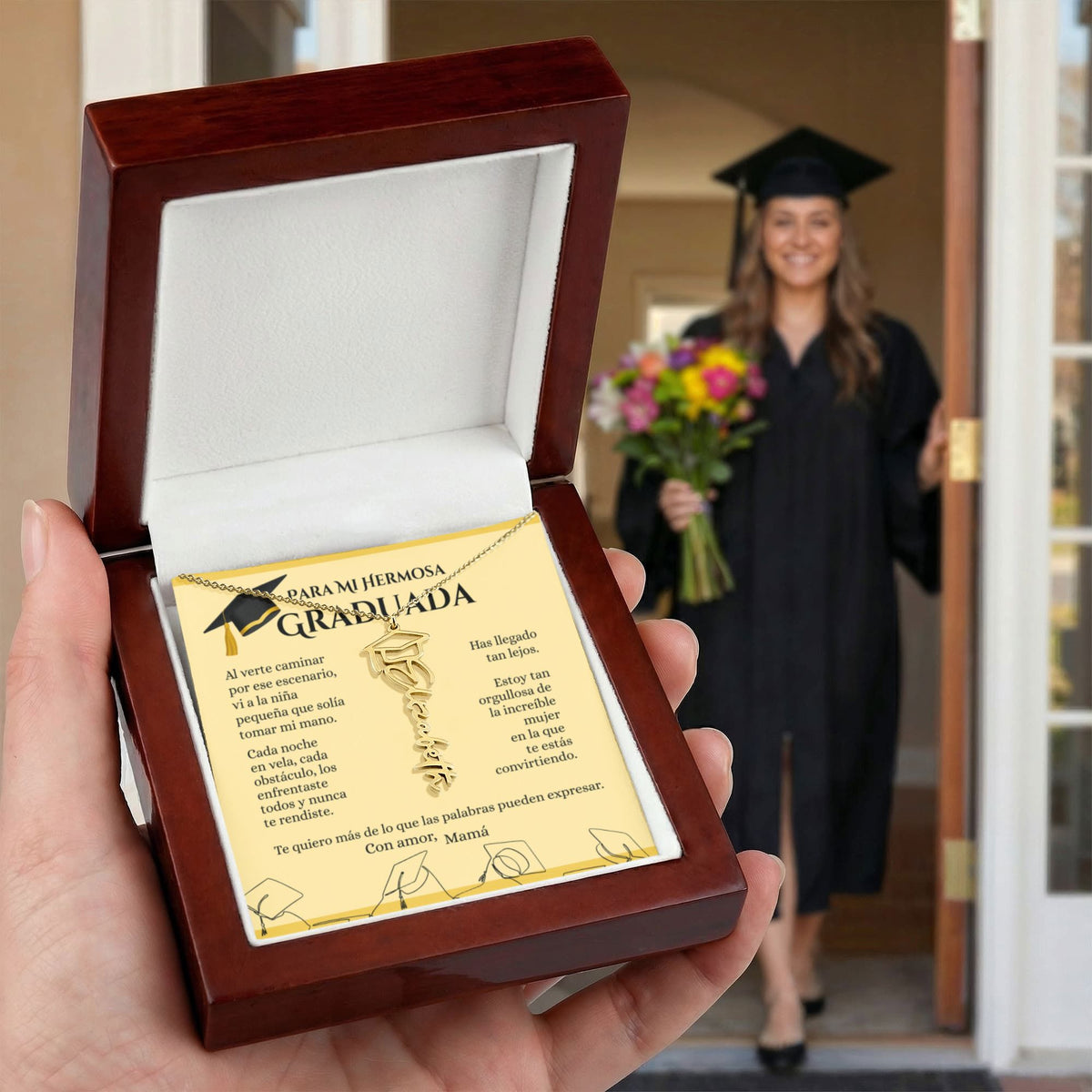 Collar Personalizado de Graduación con Nombre – Regalo Emotivo para Graduada | Joyería con Birrete | Recuerdo de Logro y Nuevos Comienzos Jewelry Acabado en Oro Amarillo de 18 quilates Caja de madera de lujo Mahogany con luz Led 