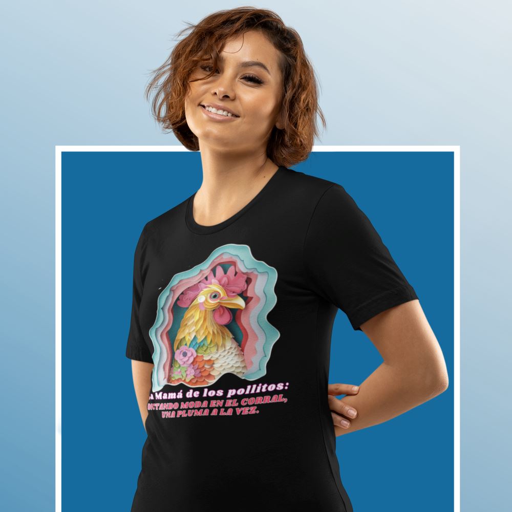 La Mamá de los Pollitos: Glamour y Estilo en Cada Pluma - Camiseta Exclusiva para Mamá. T-Shirt Printify Black S 
