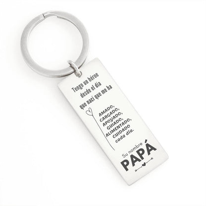 Llavero para papá: Tengo un héroe... Jewelry Engraved Rectangle Keychain (.316 Surgical Steel) No 