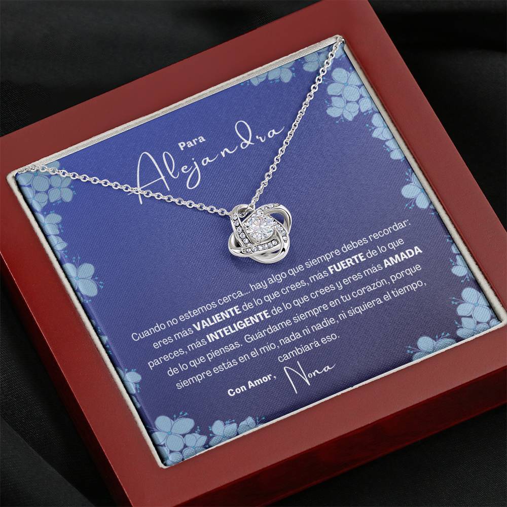 Regalo Ideal para Una Mujer Fuerte, Valiente, Inteligente y Amada ( Hija, Nieta, Amiga. Collar Nudo Amor. Personalizada Jewelry/LoveKnot Cajita de Lujo Color Madera con Luz Led 