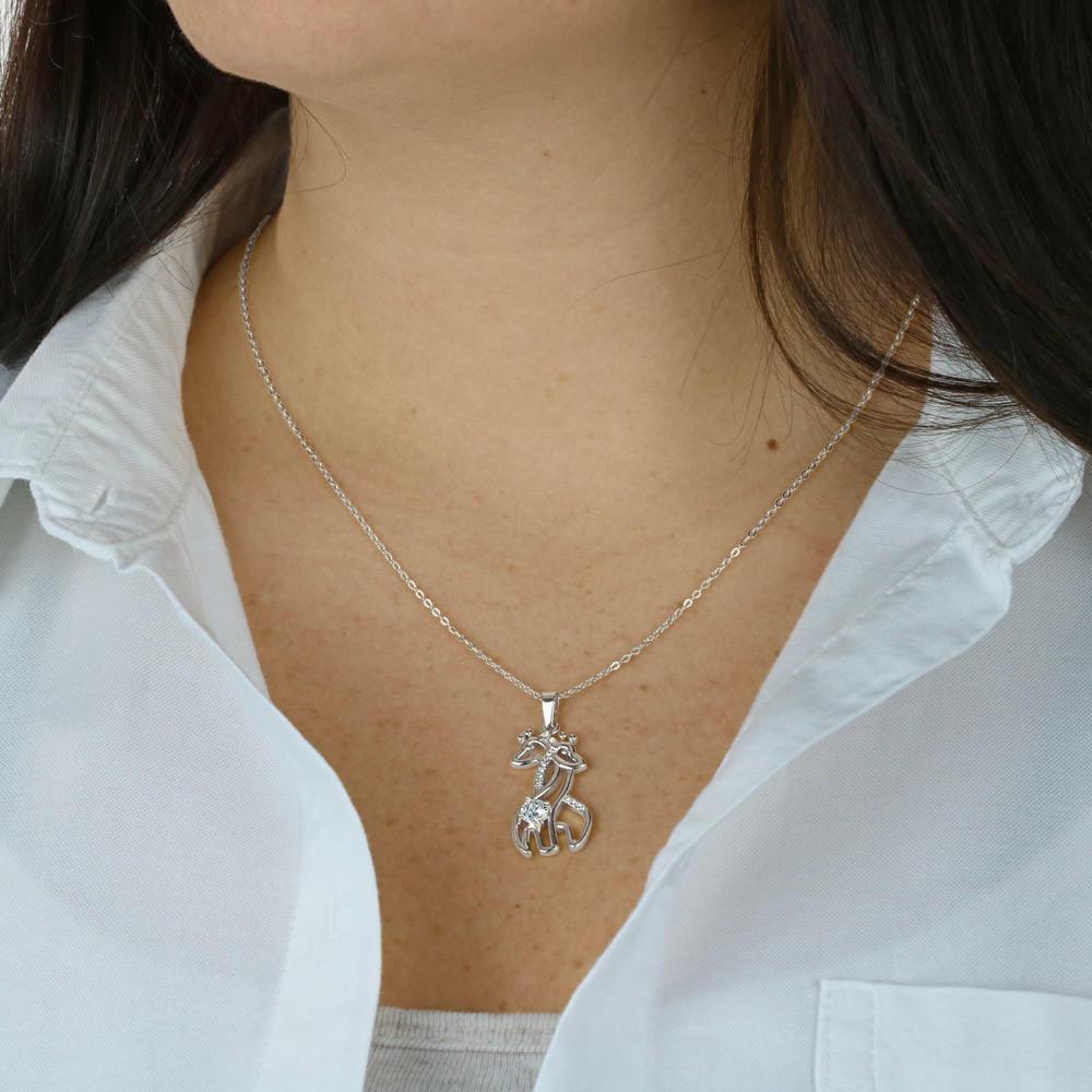 Regalo para dar a Mamá - Collar 2 Jirafas. Personaliza y escribe su nombre o como le dices, Porque ella se merece TODO Jewelry 