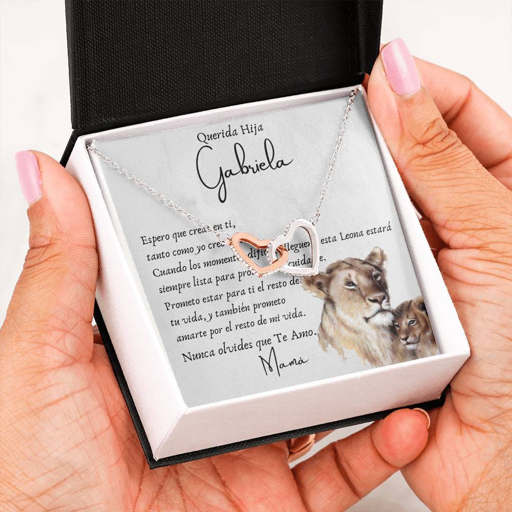 Regalo para Hija, de una mamá Leona. Collar 2 corazones entrelazados. Personalízalo con los nombres. Jewelry/InterlockingHearts 