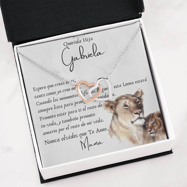 Regalo para Hija, de una mamá Leona. Collar 2 corazones entrelazados. Personalízalo con los nombres. Jewelry/InterlockingHearts 