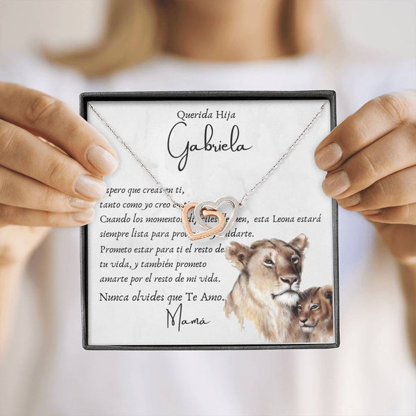 Regalo para Hija, de una mamá Leona. Collar 2 corazones entrelazados. Personalízalo con los nombres. Jewelry/InterlockingHearts 