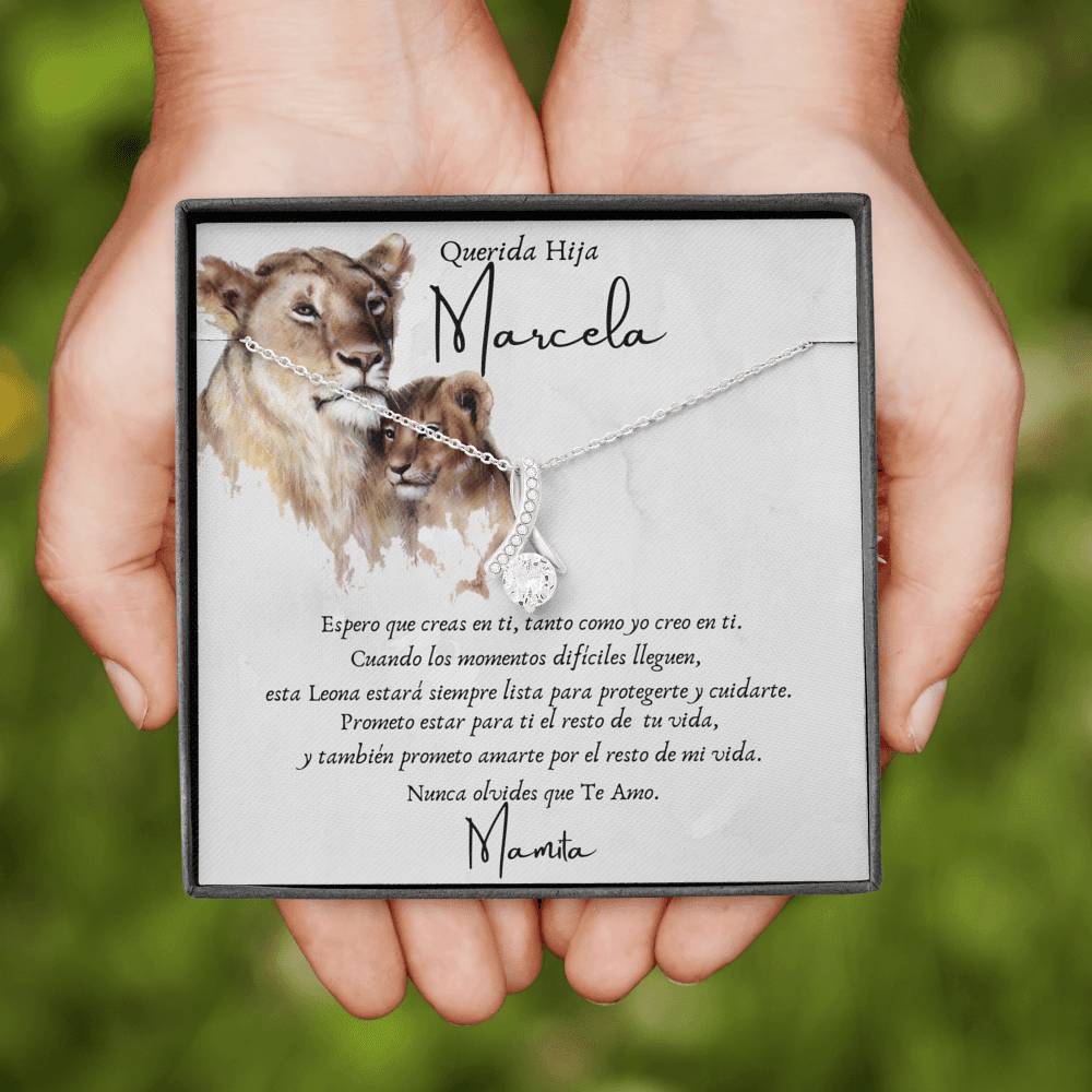 Regalo para Hija, de una mamá Leona. Collar lazo con piedra. Personalízalo con los nombres. Jewelry 