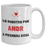 Taza de café con mensaje de amor: Lo nuestro fue AMOR a primera risa. Coffee Mug Regalos.Gifts 