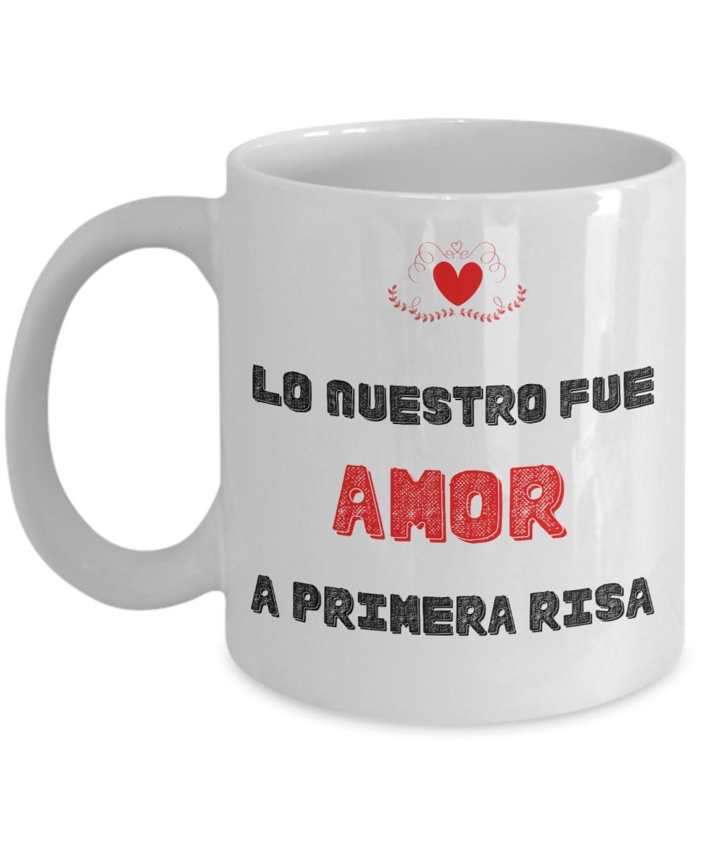 Taza de café con mensaje de amor: Lo nuestro fue AMOR a primera risa. Coffee Mug Regalos.Gifts 