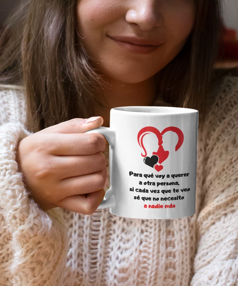 Taza de café con mensaje de amor: Para que voy a querer a otra persona si cada vez que te veo sé que no necesito a nadie más. Coffee Mug Regalos.Gifts 