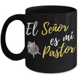 Taza de café: El Señor es mi Pastor, nada me faltará (Negra con letras blancas y amarillas) Coffee Mug Regalos.Gifts 