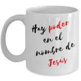Taza de café: Hay poder en el nombre de Dios (Blanca con letras negra y rojo) Coffee Mug Regalos.Gifts 