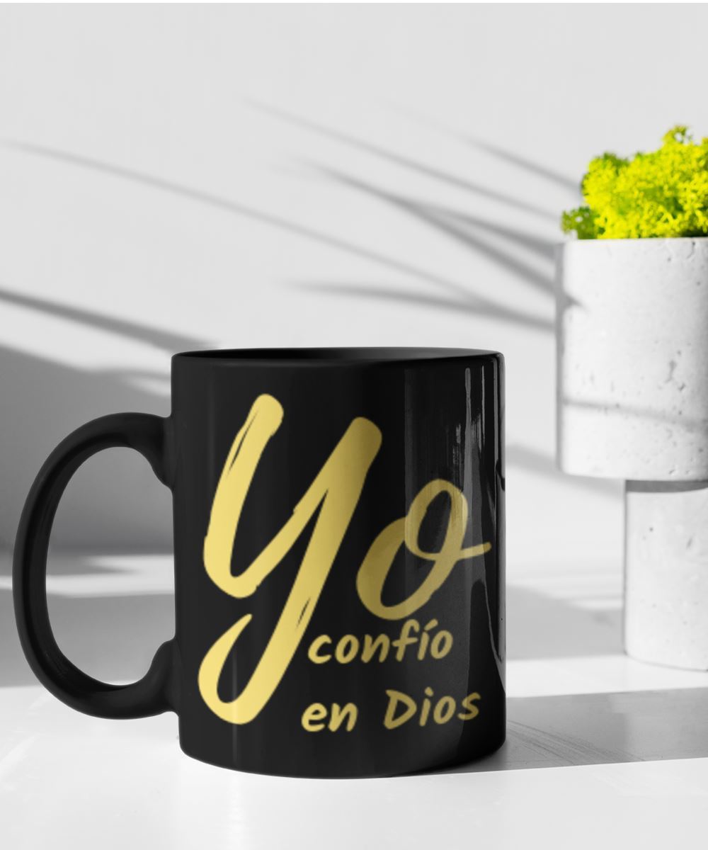 Taza de café: Yo confío en Dios (Negro con letras amarillas) Coffee Mug Regalos.Gifts 