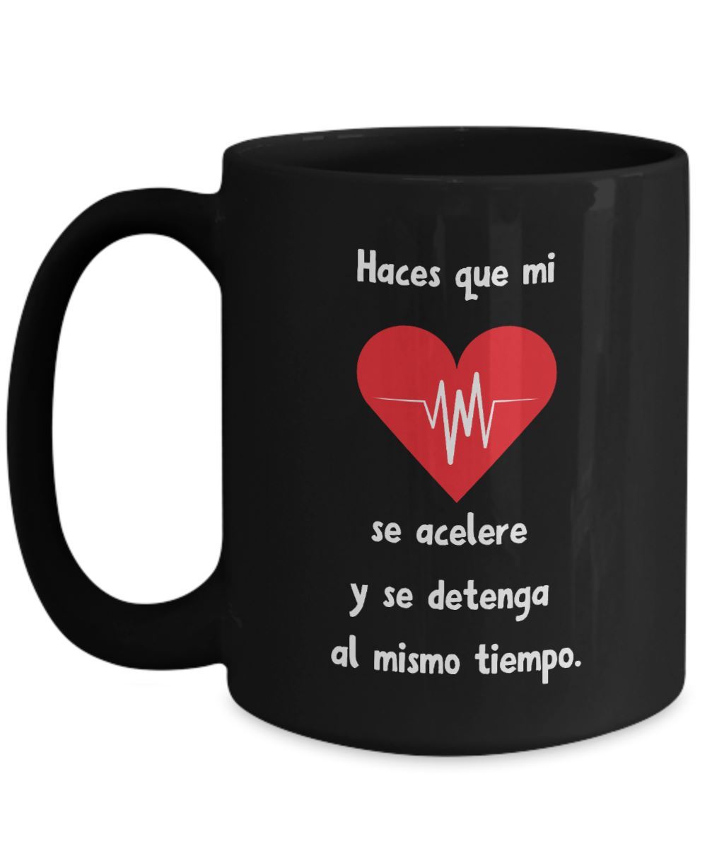 Taza Negra con mensaje de amor: Haces que mi corazón se acelere… Coffee Mug Regalos.Gifts 