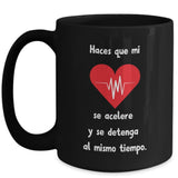 Taza Negra con mensaje de amor: Haces que mi corazón se acelere… Coffee Mug Regalos.Gifts 