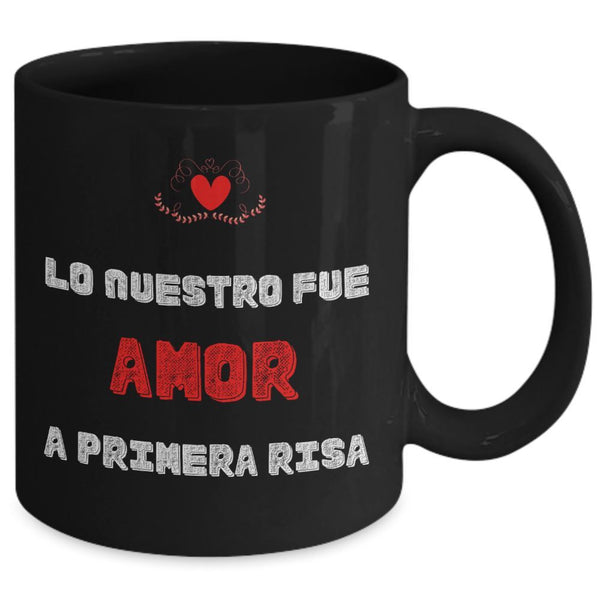 Taza Negra con mensaje de amor: Lo nuestro fue AMOR a primera risa. Coffee Mug Regalos.Gifts 