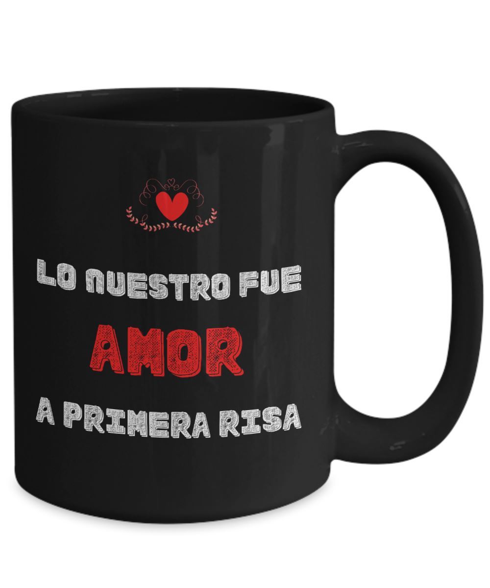 Taza Negra con mensaje de amor: Lo nuestro fue AMOR a primera risa. Coffee Mug Regalos.Gifts 