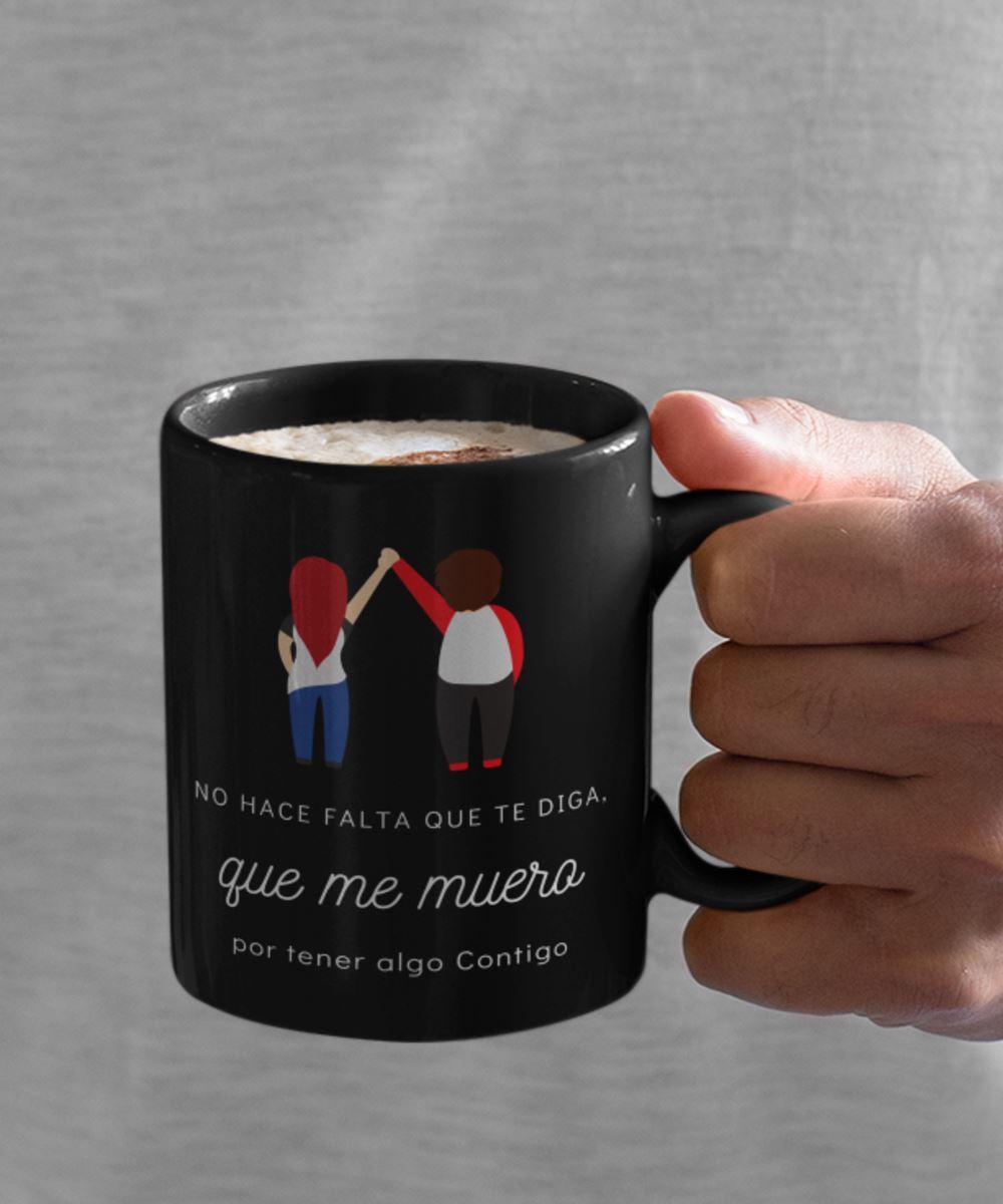 Taza Negra con mensaje de amor: No hace falta que te diga, que me muero por tener algo contigo Coffee Mug Regalos.Gifts 