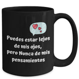 Taza Negra con mensaje de amor: Puedes estar mejor de mis ojos, pero Nunca de mis pensamientos. Coffee Mug Regalos.Gifts 