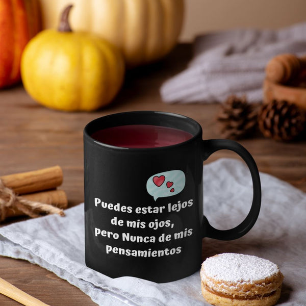 Taza Negra con mensaje de amor: Puedes estar mejor de mis ojos, pero Nunca de mis pensamientos. Coffee Mug Regalos.Gifts 