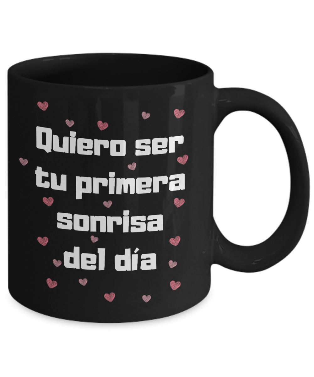 Taza Negra con mensaje de amor: Quiero ser tu primera sonrisa del día. Coffee Mug Regalos.Gifts 