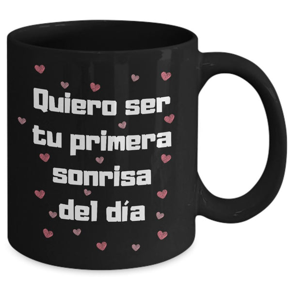 Taza Negra con mensaje de amor: Quiero ser tu primera sonrisa del día. Coffee Mug Regalos.Gifts 
