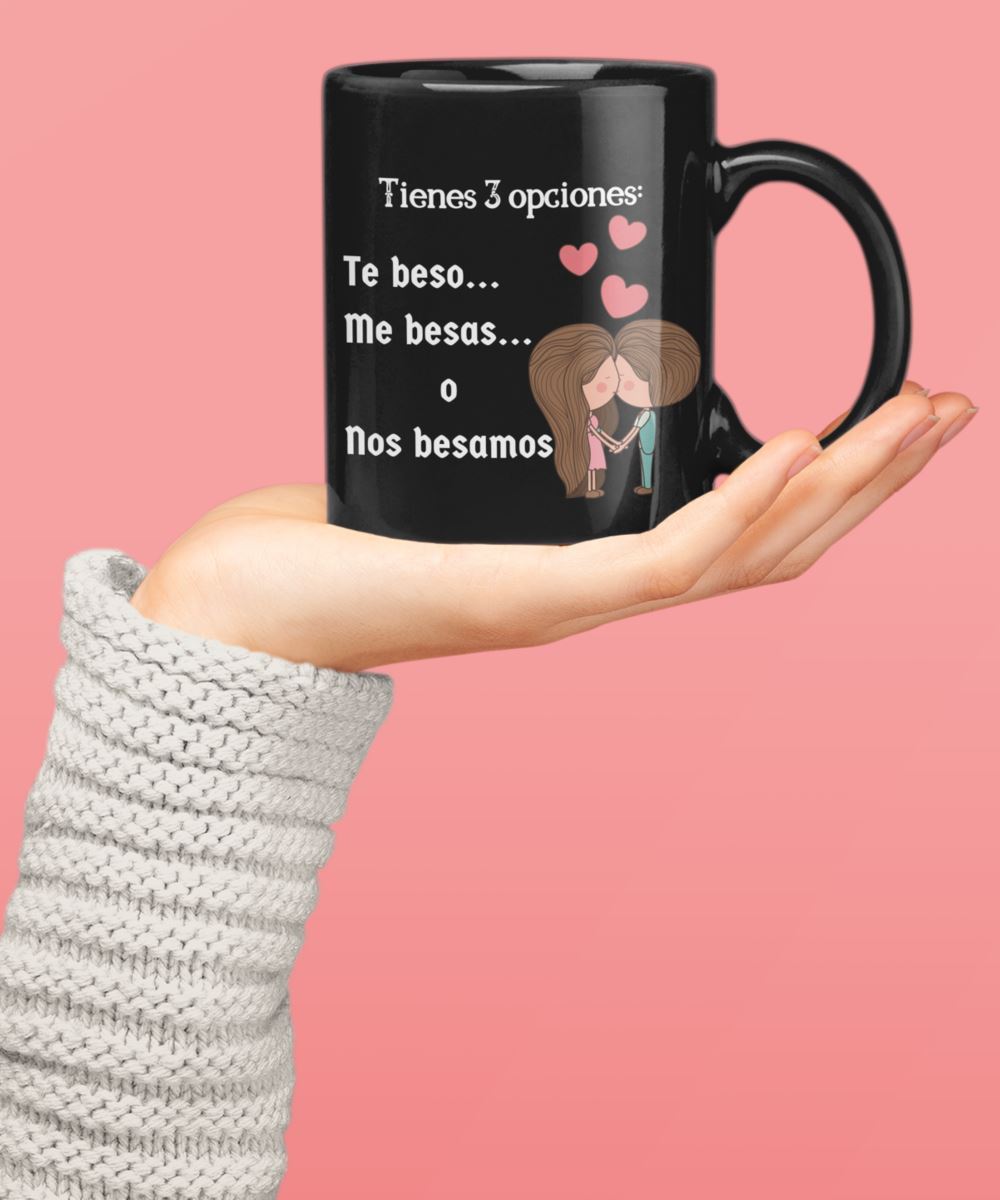 Taza Negra con mensaje de amor: Tienes 3 opciones: Te beso, me besas o nos besamos. Coffee Mug Regalos.Gifts 