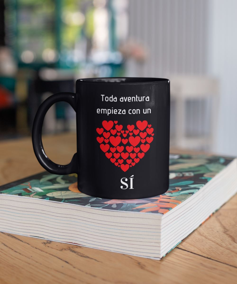 Taza Negra con mensaje de amor: Toda aventura empieza con un SI Coffee Mug Regalos.Gifts 