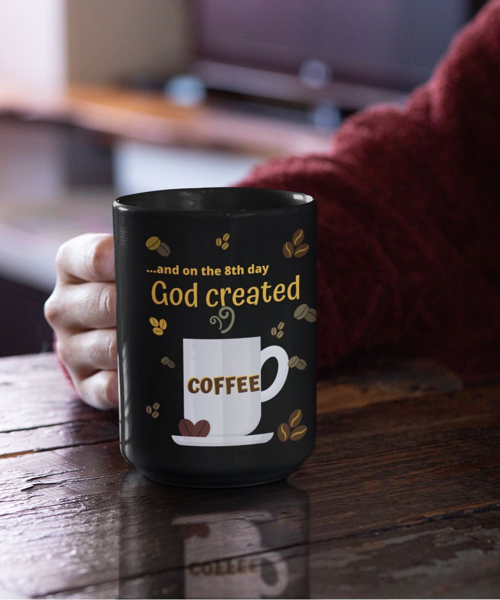 Taza negra de Café: Y en el 8vo día Dios creo el Café. Coffee Mug Regalos.Gifts 