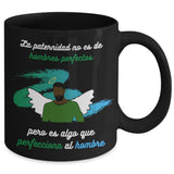 Taza Negra para Papá: La paternidad no es de hombres perfectos pero es… Coffee Mug Regalos.Gifts 