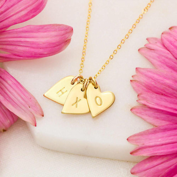 Tú no eres una viuda, eres una esposa… Collar de corazones con 1, 2 o 3 dijes de corazón, en plata o amarillo. Escoge la letra o símbolo Jewelry 