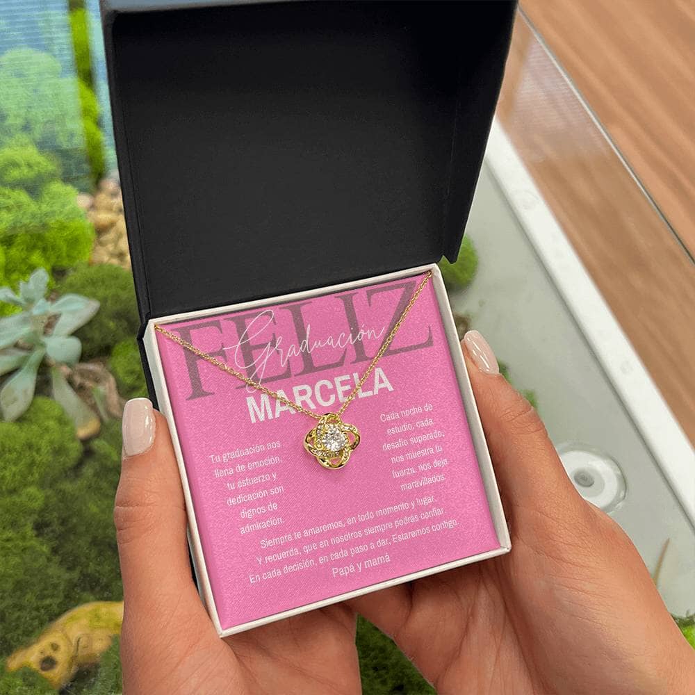 Un Lazo Eterno: Tu Orgullo y Amor, Plasmados en un Nudo de Amor para Celebrar su Graduación Jewelry/LoveKnot Acabado en Oro Amarillo de 18 quilates Standard Box 