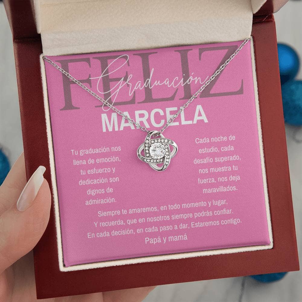 Un Lazo Eterno: Tu Orgullo y Amor, Plasmados en un Nudo de Amor para Celebrar su Graduación Jewelry/LoveKnot Acabado en oro blanco de 14 k Luxury Box 