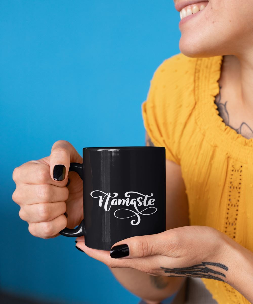 Un regalo diferente y bonito con el mensaje Namaste. Taza café Negra Coffee Mug Regalos.Gifts 