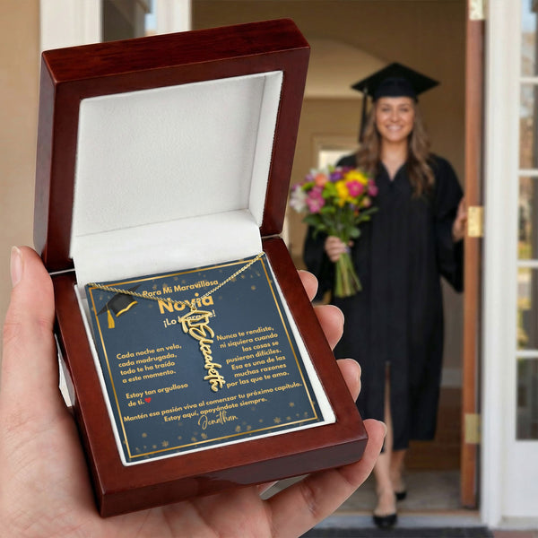 Un Regalo para Atesorar - Collar de Graduación para Novia con Tarjeta de Mensaje Jewelry/NameNecklace Acabado en Oro Amarillo de 18 quilates Caja de Lujo de Madera Mahogany con luz LED 