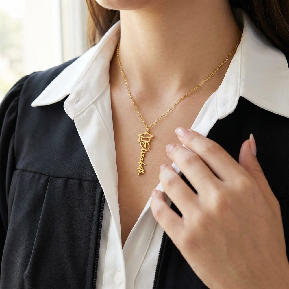 Un Regalo que Celebra el Orgullo y el Amor por tu Hermana – Collar de Graduación personalizado con birrete Jewelry 