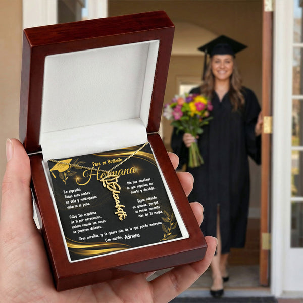 Un Regalo que Celebra el Orgullo y el Amor por tu Hermana – Collar de Graduación personalizado con birrete Jewelry Acabado en Oro Amarillo de 18 quilates Caja de Lujo de Madera Mahogany con luz LED 